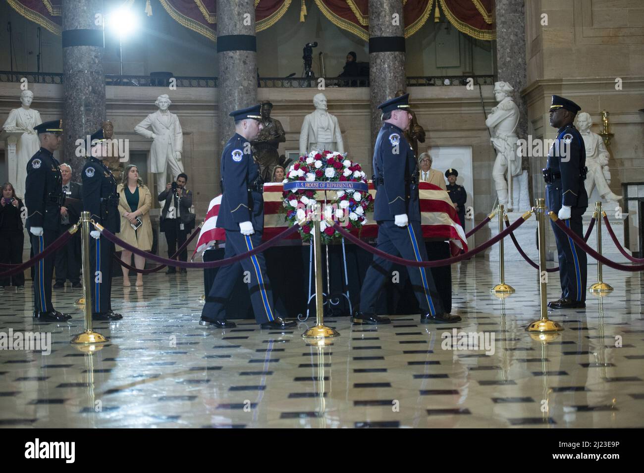 Washington, Usa. 29. März 2022. In der Statuarhalle versammeln sich Menschen, um dem Rep. Don Young, R-AK, Respekt zu zollen, der am Dienstag, dem 29. März 2022, im US-Kapitol in Washington, DC, im Staat liegt. Foto von Bonnie Cash/UPI Credit: UPI/Alamy Live News Stockfoto