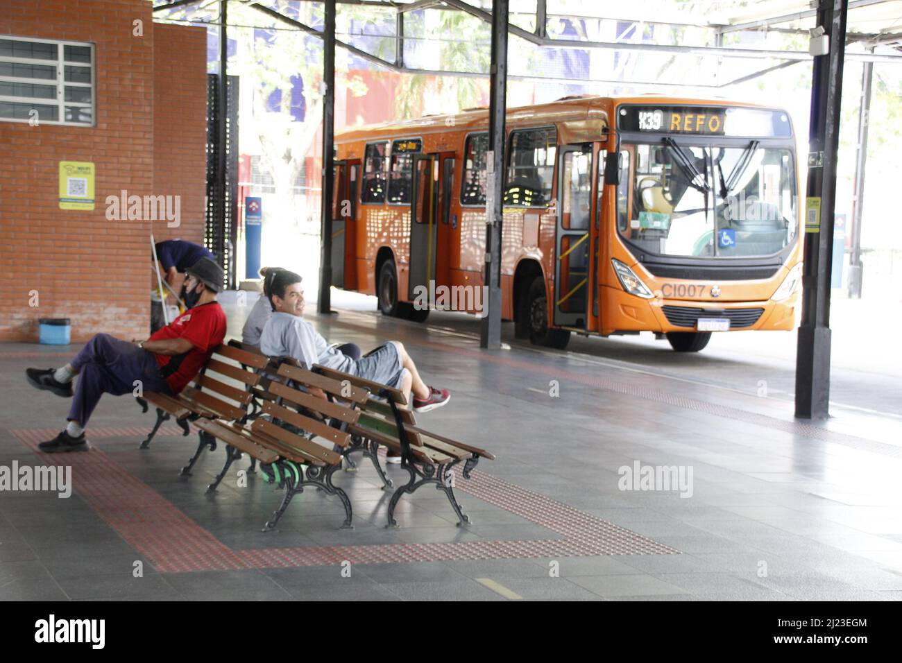 Curitiba, Parana, Brasilien. 29. März 2022. (INT) Curitiba Rathaus entfernt obligatorische Verwendung von Masken an geschlossenen Orten. 29. März 2022, Curitiba, Parana, Brasilien: Bürgermeister von Curitiba, Rafael Greca, während einer Zeremonie, in der das Rathaus ein Dekret unterzeichnet, am Dienstag (29), die die obligatorische Verwendung von Masken in geschlossenen Umgebungen entfernt, mit Ausnahme von Gesundheitsdiensten. An diesen Orten ist weiterhin Atemschutz erforderlich. (Bild: © Edson De Souza/TheNEWS2 via ZUMA Press Wire) Stockfoto