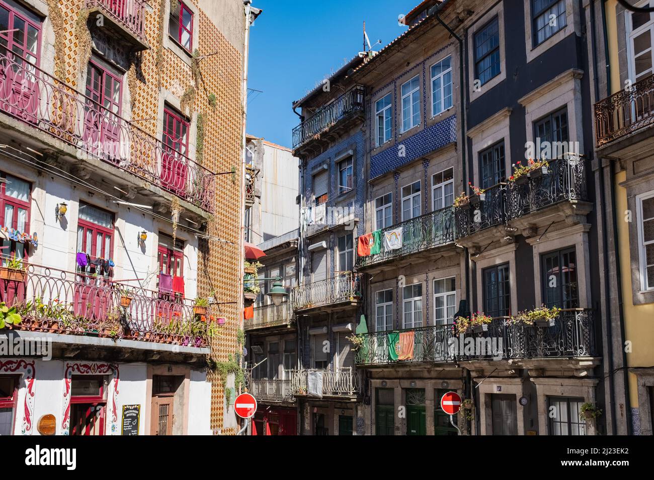 Wohngebäude mit bunten Balkonen und typisch portugiesischen Fliesen in Porto. Stockfoto