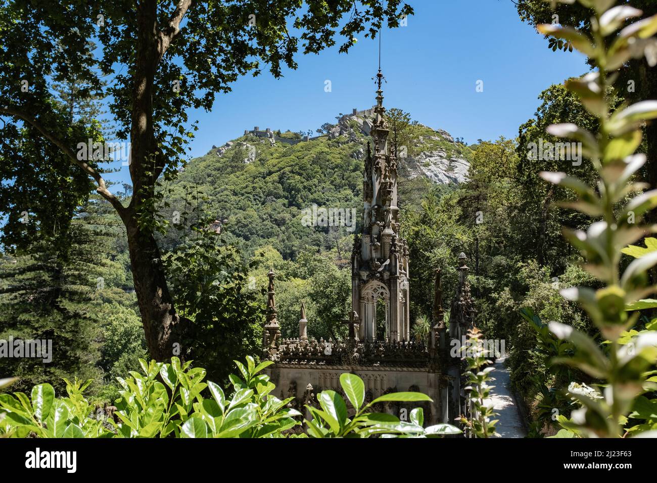 Quinta da Regaleira Palace in Sintra, Portugal. Teilansicht der Capela da Santissima Trindade (Kapelle der Heiligen Dreifaltigkeit). Stockfoto