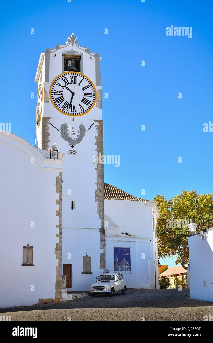 Malerische weiße Kirche St. Marys, Igreja de Santa Maria do Castelo, Tavira, Algarve, Südportugal, Europa Stockfoto