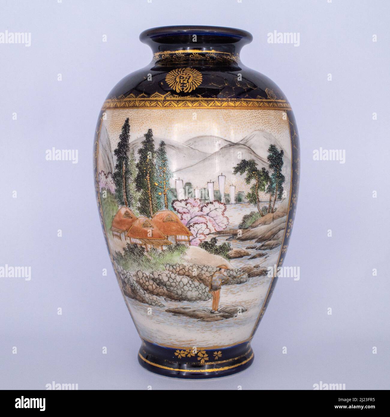 Feine antike japanische Blue-Ground Satsuma Vase von Kusube Sennosuke. Meiji-Zeit Stockfoto