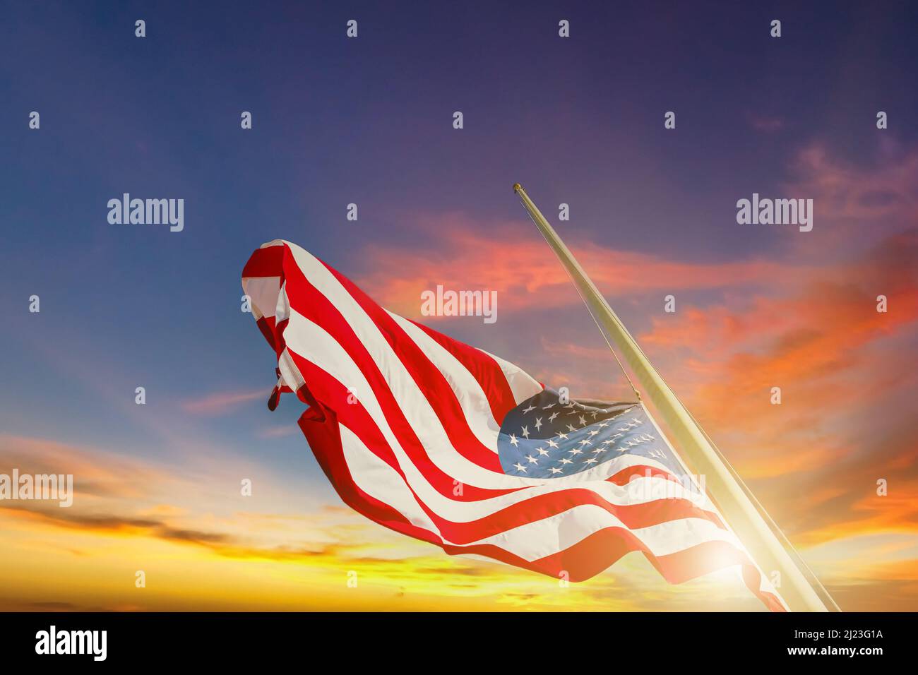 Amerikanische Flagge bei Sonnenuntergang. Amerikanisches historisches Wahrzeichen. Und patriotisches Konzept. Patriotisches Konzept der Vereinigten Staaten für den Unabhängigkeitstag und den 4.. Juli Stockfoto