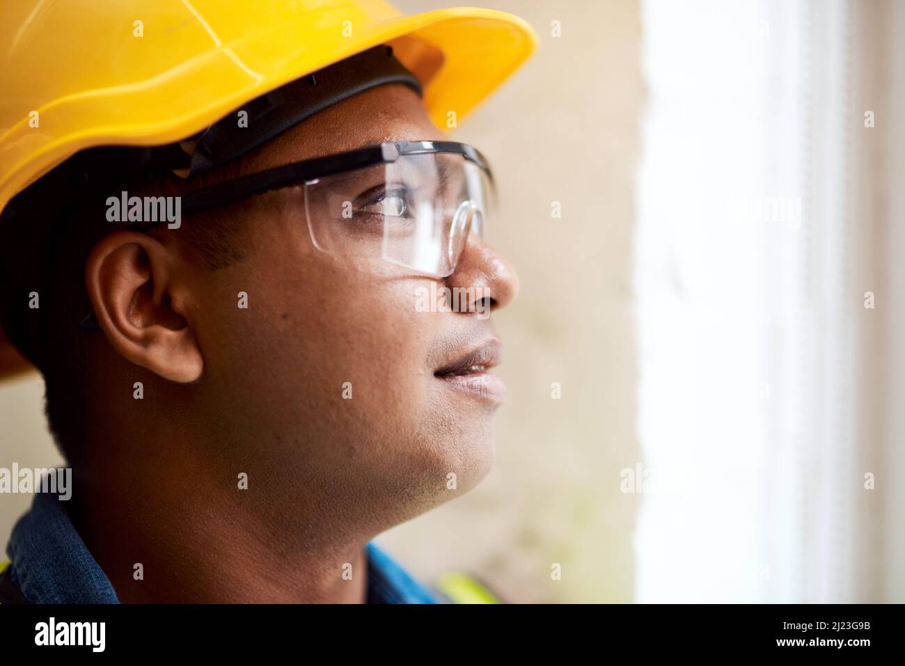 Die Stadt wird immer besser. Aufnahme eines Ingenieurs mit Schutzkleidung auf einer Baustelle. Stockfoto