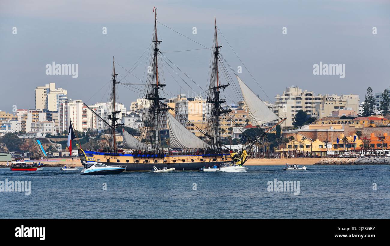 Aus dem 18. Jahrhundert stammende französische Fregatte-Nachbildung des Hafens mit einer Flottille, die den westlichen Maulwurf willkommen heißt. Portimao-Portugal-167 Stockfoto