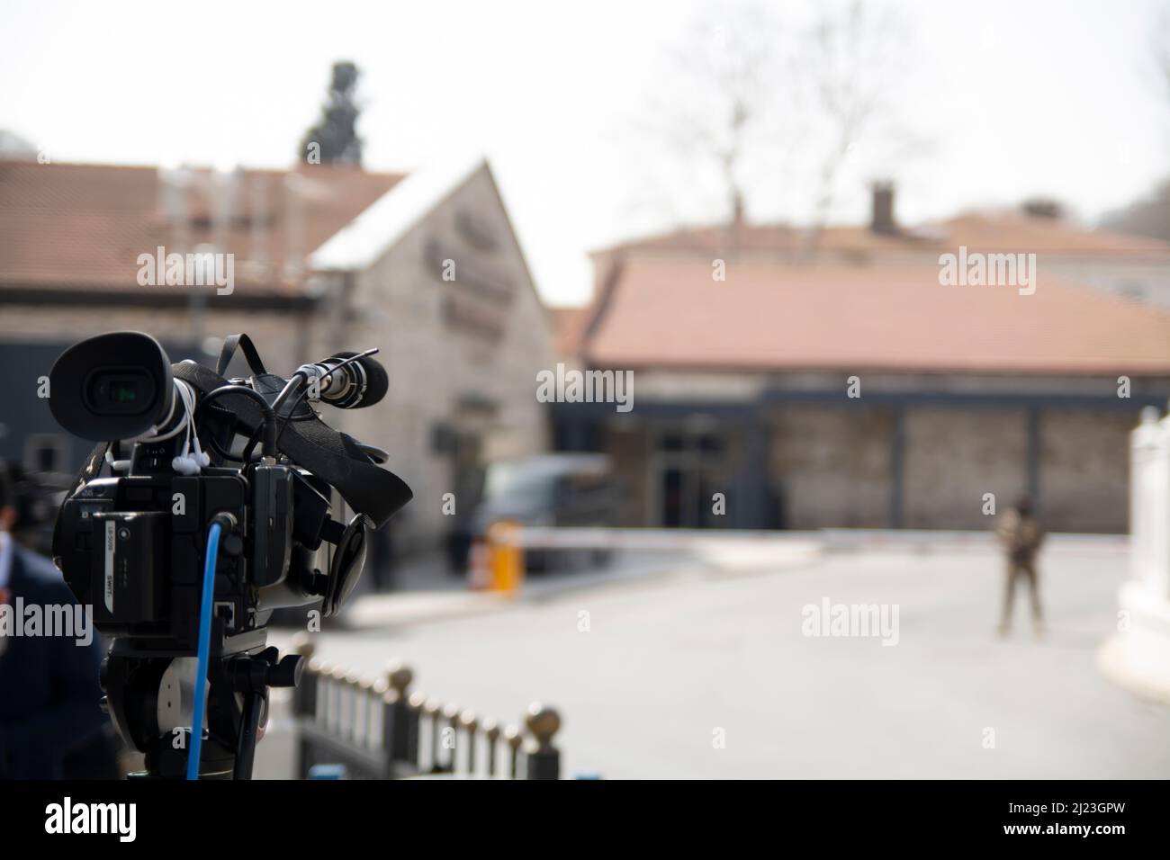 Journalisten Kamera wartet auf Nachrichten, Russland-Ukraine Gespräche für den Frieden beginnen in Istanbul Stockfoto
