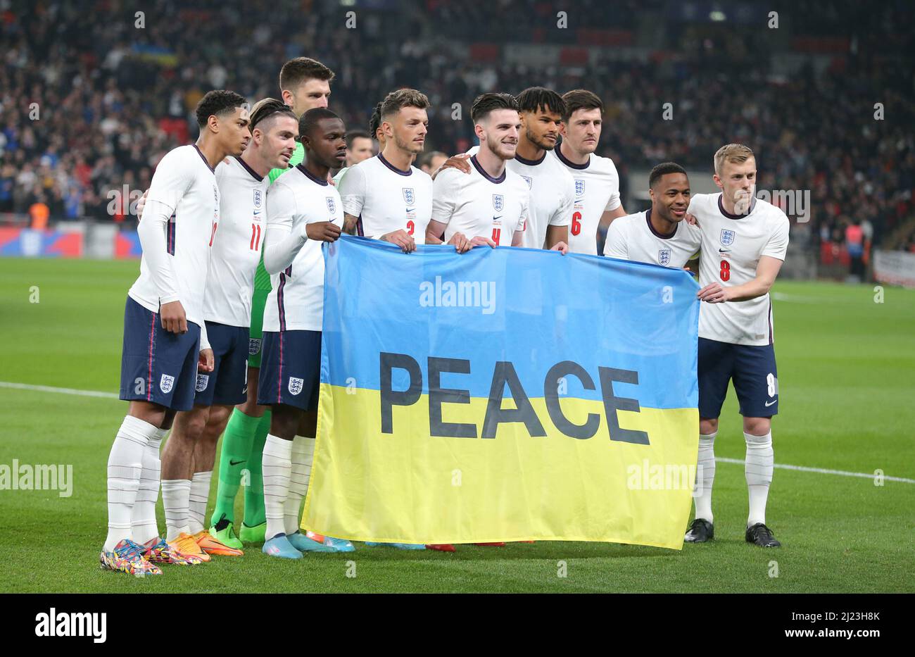 ENGLAND MIT UKRAINE FRIEDENSFLAGGE, ENGLAND V ELFENBEINKÜSTE, 2022 Stockfoto