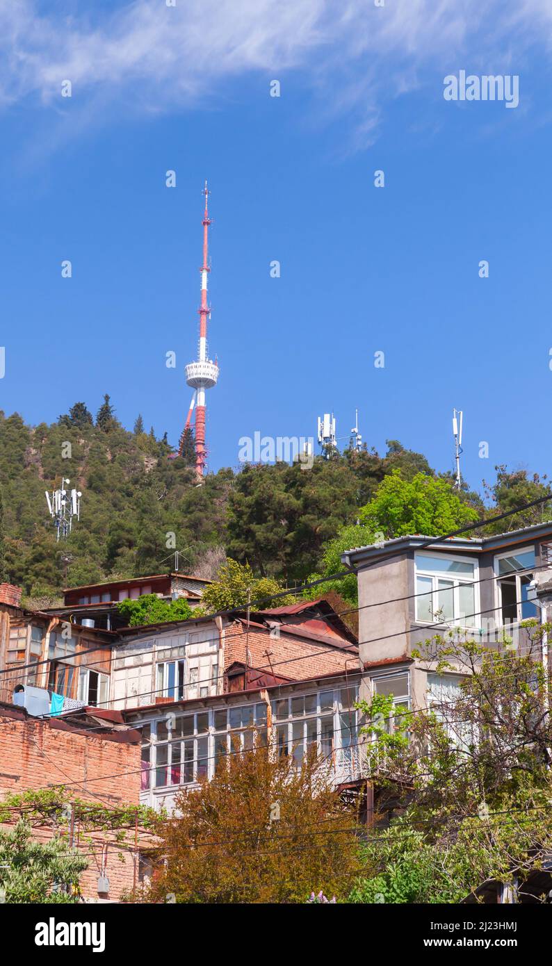 Georgien, alte Tiflis Straßenansicht mit Wohnhäusern und TV Broadcasting Tower an einem sonnigen Tag Stockfoto