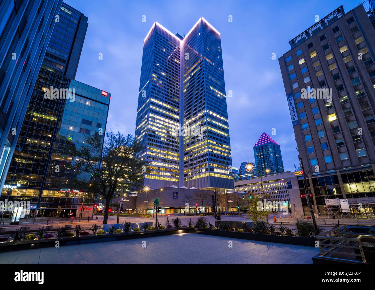Der Place Ville marie ist das anerkannteste Gebäude in Montreal, sein drehbares Licht erhellt den Himmel von Montreal. Stockfoto