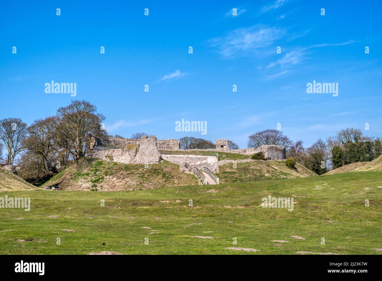 Der innere bailey und die Überreste des Bergzugans von Castle Acre Castle, vom äußeren bailey aus gesehen. Castle Acre, Norfolk. Stockfoto