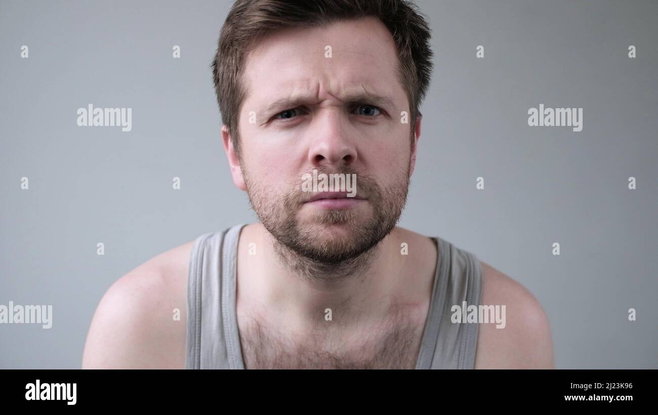 Verwirrt reifen kaukasischen Kerl runzelig Blick auf Kamera. Studioaufnahme Stockfoto