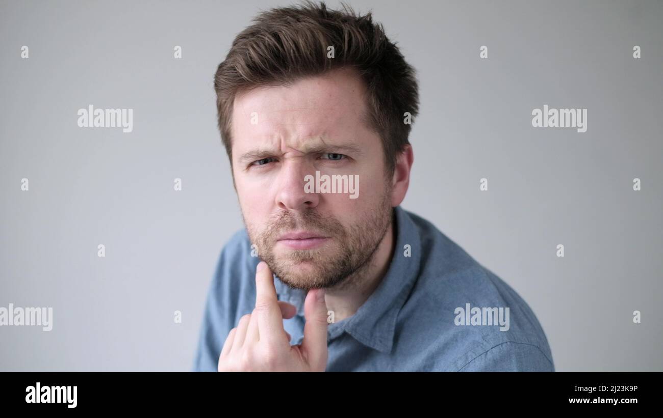 Verwirrt reifen kaukasischen Kerl runzelig Blick auf Kamera. Studioaufnahme Stockfoto