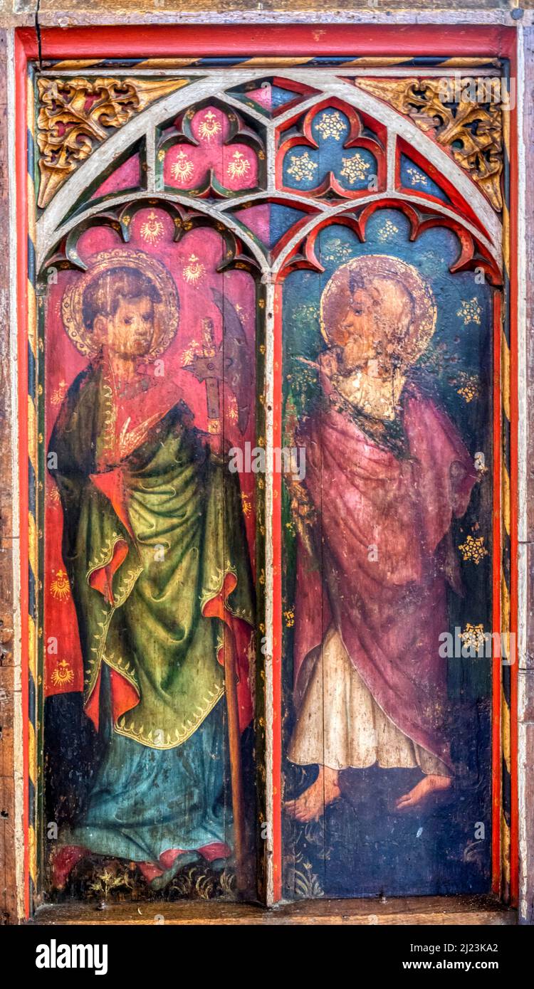 St. Matthias und St. Jude (L-R) auf dem Rood Screen von etwa 1400 in der St. James' Kirche in Castle Acre, Norfolk. Stockfoto