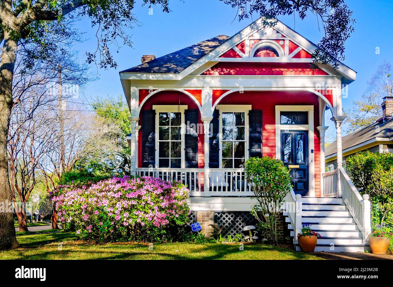 Ein malerisches Schrotflintenhaus ist in der South Dearborn Street, 25. März 2022, in Mobile, Alabama, rot gestrichen. Dieses Haus wurde 1989 erbaut. Stockfoto