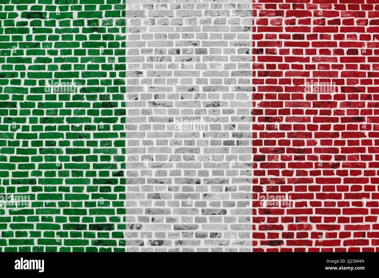 Nahaufnahme einer Backsteinmauer mit der Flagge Italiens. Stockfoto
