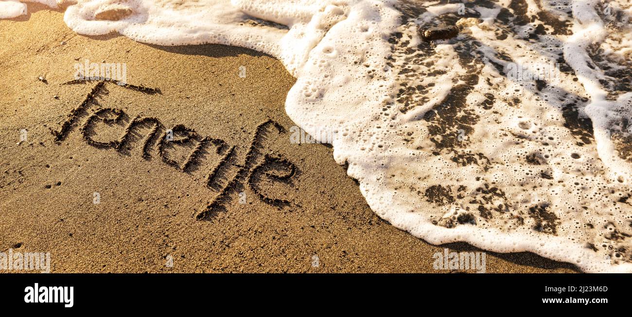 teneriffa Ferien - Text und Meereswelle auf Strandsand. Banner-Copy-Space Stockfoto