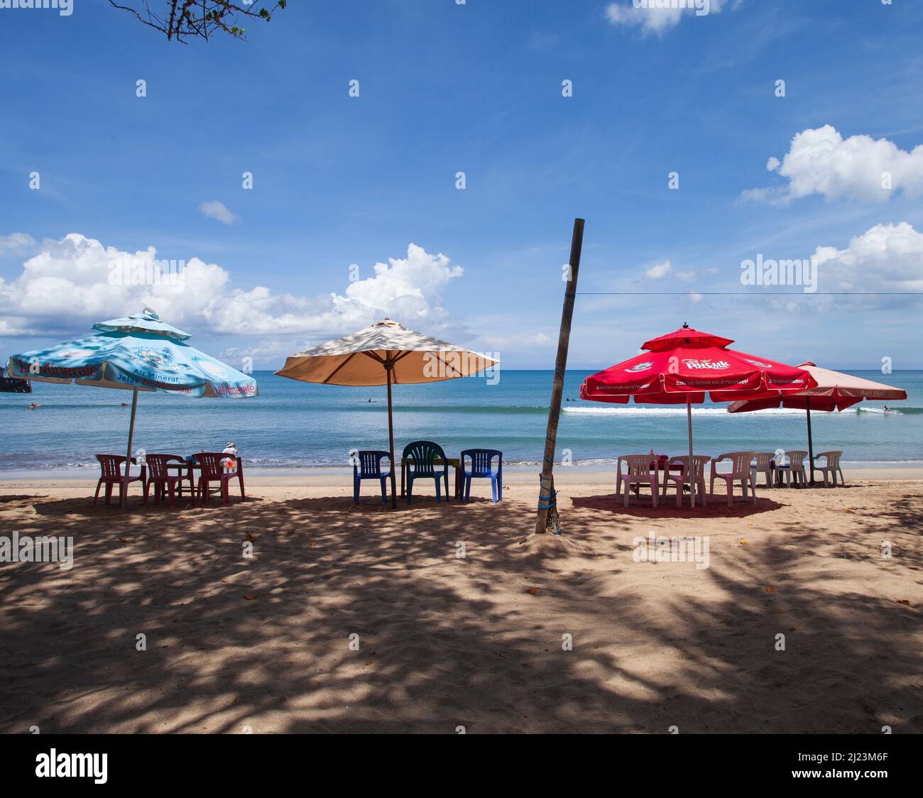 Kuta Strand in Bali, Indonesien mit Urlaubern, Sonnenschirmen und Sonnenliegen. Stockfoto