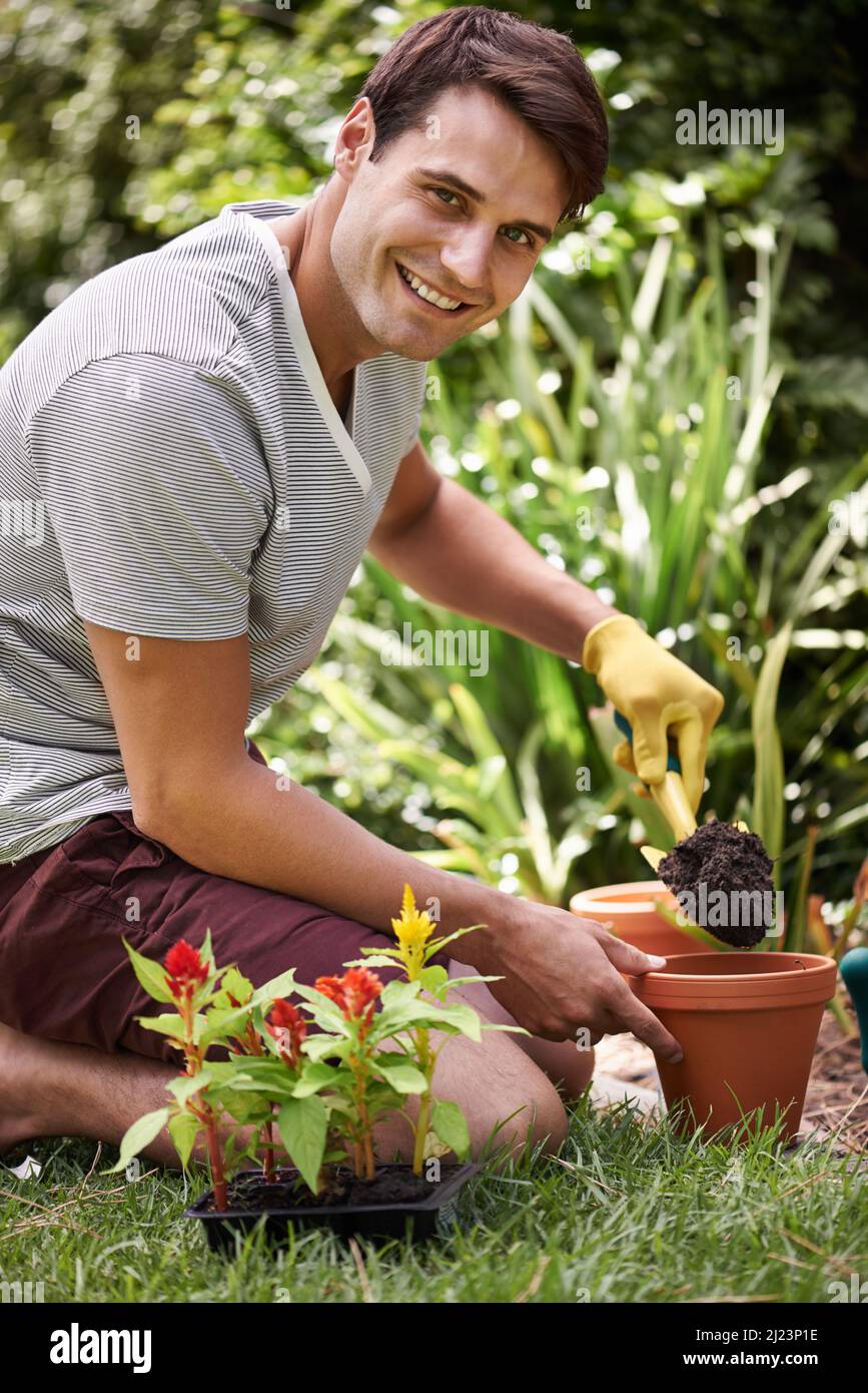 Gartenarbeit kann so entspannend sein. Porträt eines hübschen jungen Mannes, der im Freien gärt. Stockfoto