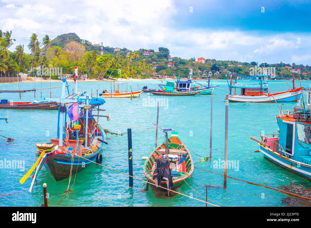 Thailändische Fischerboote auf dem Meerwasser in der Nähe der Küste. Reisen und Tourismus in asiatische Länder. Phuket, Thailand-03.01.2022 Stockfoto