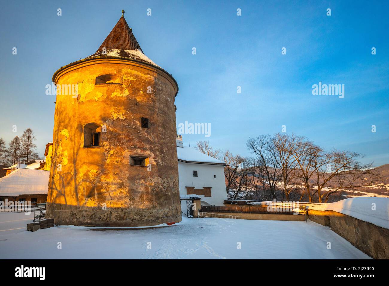 Die mittelalterliche Burg Orava bei Sonnenuntergang in der Wintersaison, Slowakei, Europa. Stockfoto