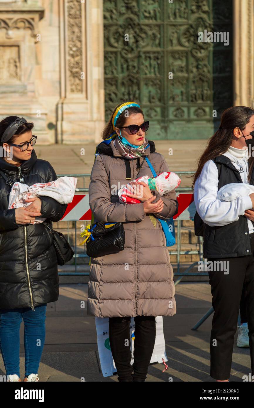 Eine vertikale Aufnahme von Müttern mit Babys in der Protestkundgebung gegen den Krieg in der Ukraine in Mailand, Italien Stockfoto