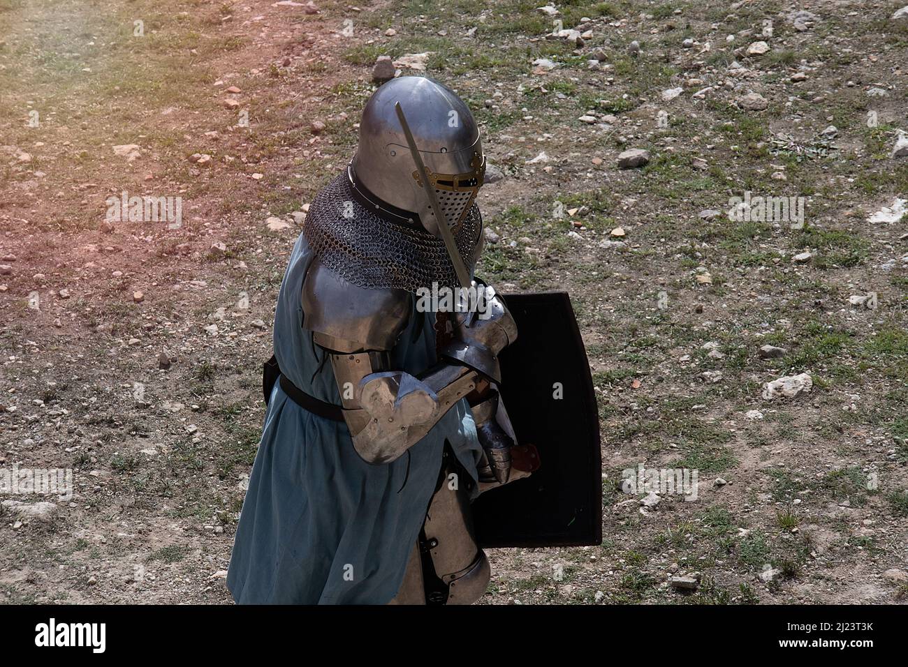 Ein Mann mit einer mittelalterlichen Rüstung und Klinge Stockfoto