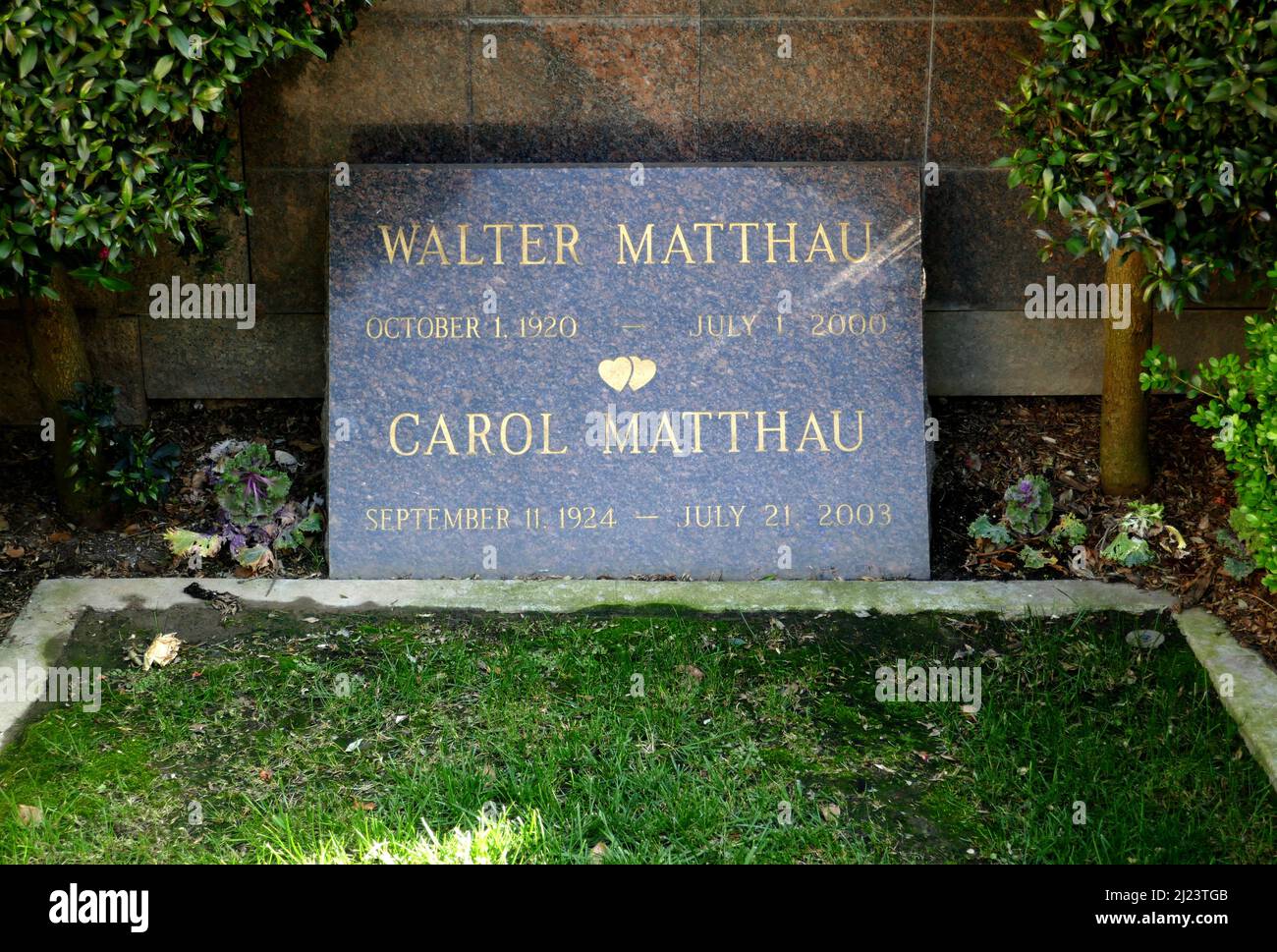 Los Angeles, California, USA 21. March 2022 Ein allgemeiner Blick auf die Atmosphäre der Graves von Schauspieler Walter Matthau und Carol Matthau im Pierce Brothers Westwood Village Memorial Park am 21. März 2022 in Los Angeles, Kalifornien, USA. Foto von Barry King/Alamy Stockfoto Stockfoto