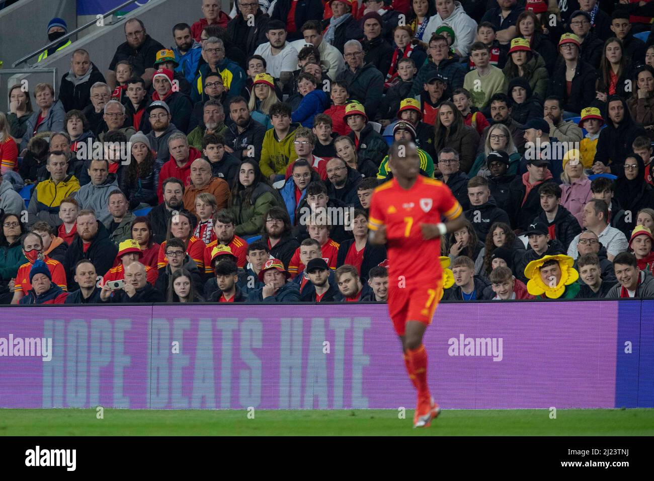 Cardiff, Wales, Großbritannien. 29. März 2022. Wales-Fans hinter einer Online-Hasskampagne von BT während der Freundschaftssonnenaktion zwischen Wales und der Tschechischen Republik zur Unterstützung des humanitären Appells der Ukraine im Cardiff City Stadium. Kredit: Mark Hawkins/Alamy Live Nachrichten Stockfoto