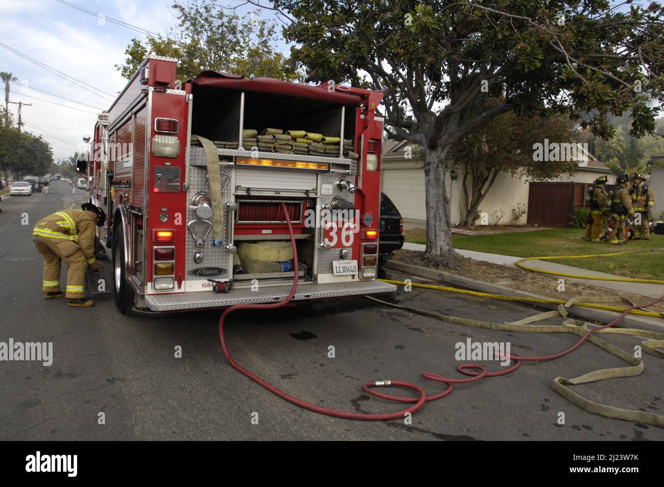 Die Feuerwehrleute der Stadt San Diego arbeiten bei einem Strukturbrand im Bezirk 36 Stockfoto