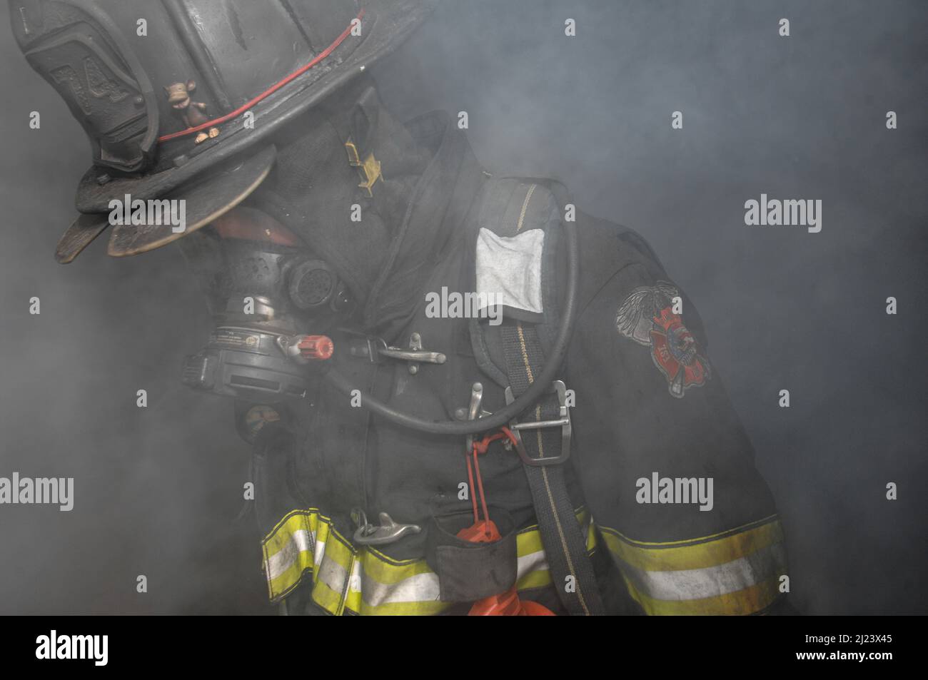 Feuerwehrmann im Rauch Stockfoto