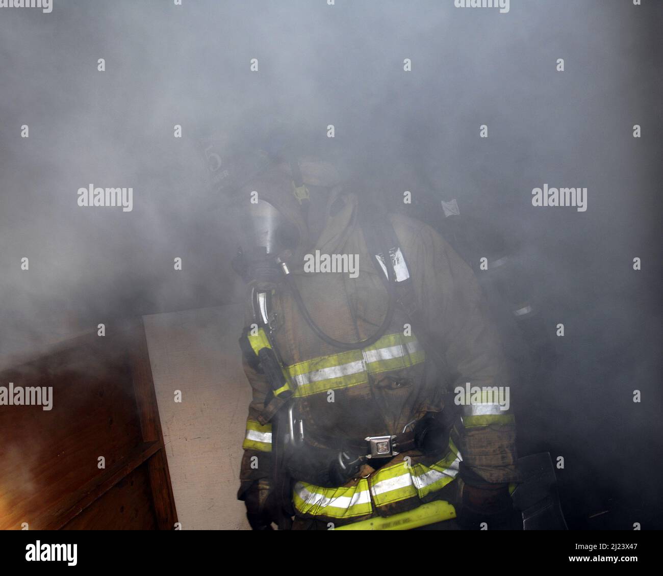 Feuerwehrmann im Rauch Stockfoto