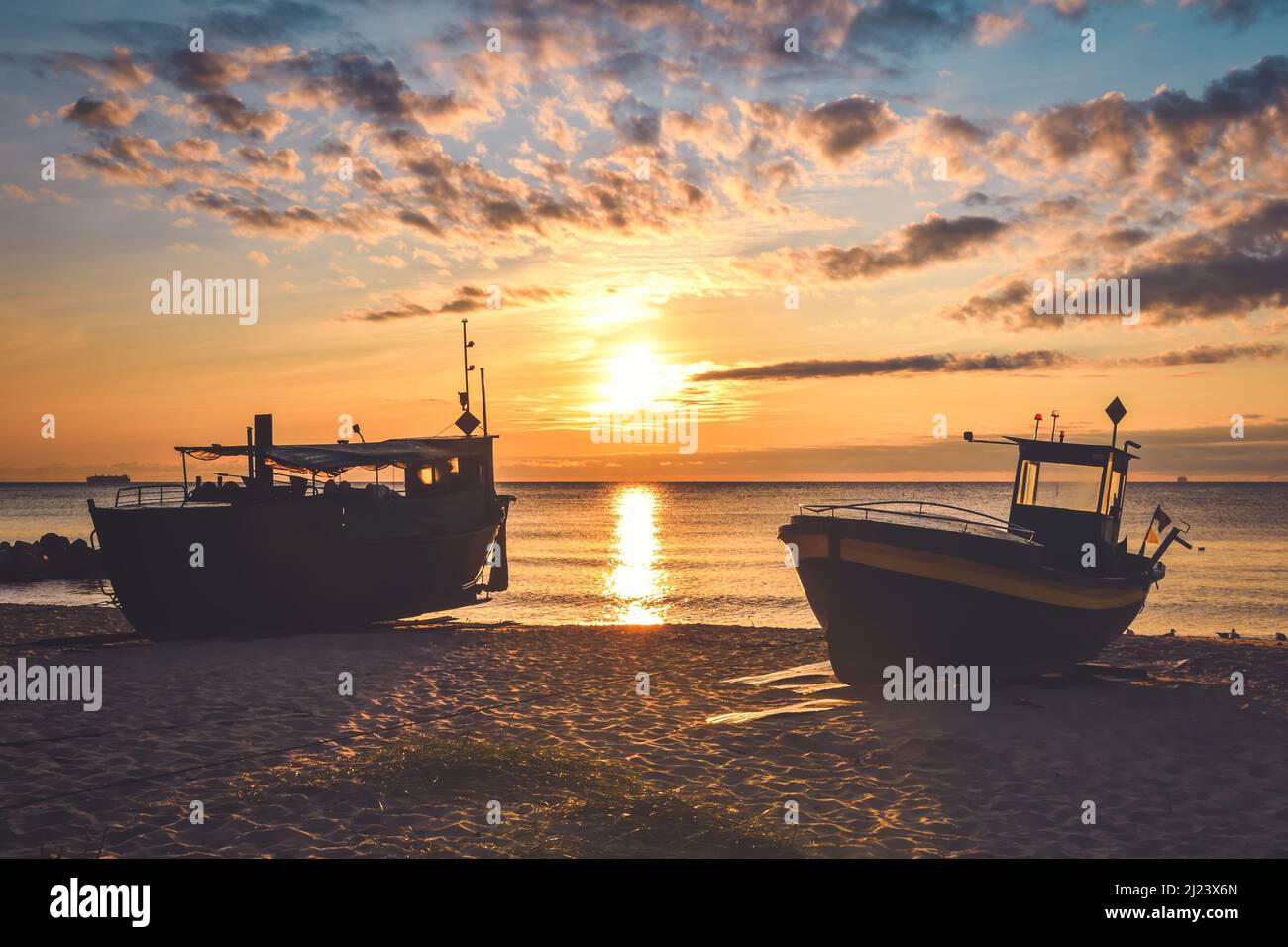 Schöner Morgenblick an der polnischen Küste in Gdynia. Schiffe am Morgen auf einem Sandstrand. Stockfoto