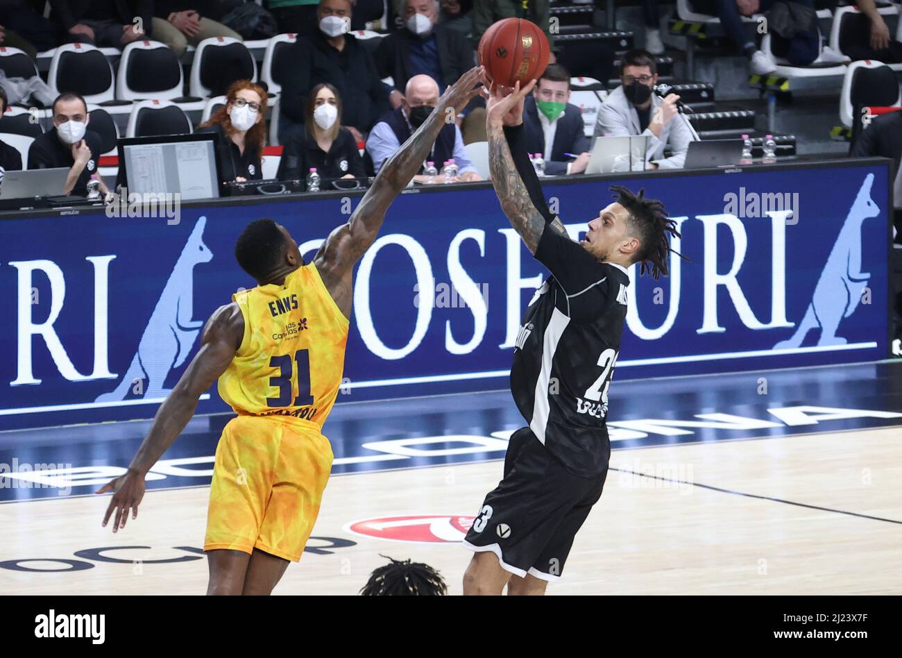 Bologna , Italien, 29/03/2022, Daniel Hackett (Segafredo Virtus Bologna) (R) von Dylan Ennis (Herbalife CB Gran Canaria) während des Eurocup-Turniermatches Segafredo Virtus Bologna gegen vereitelt. BC Gran Canaria in der Segafredo Arena - Bologna, 29. März 2022 - Foto: Michele Nucci Stockfoto