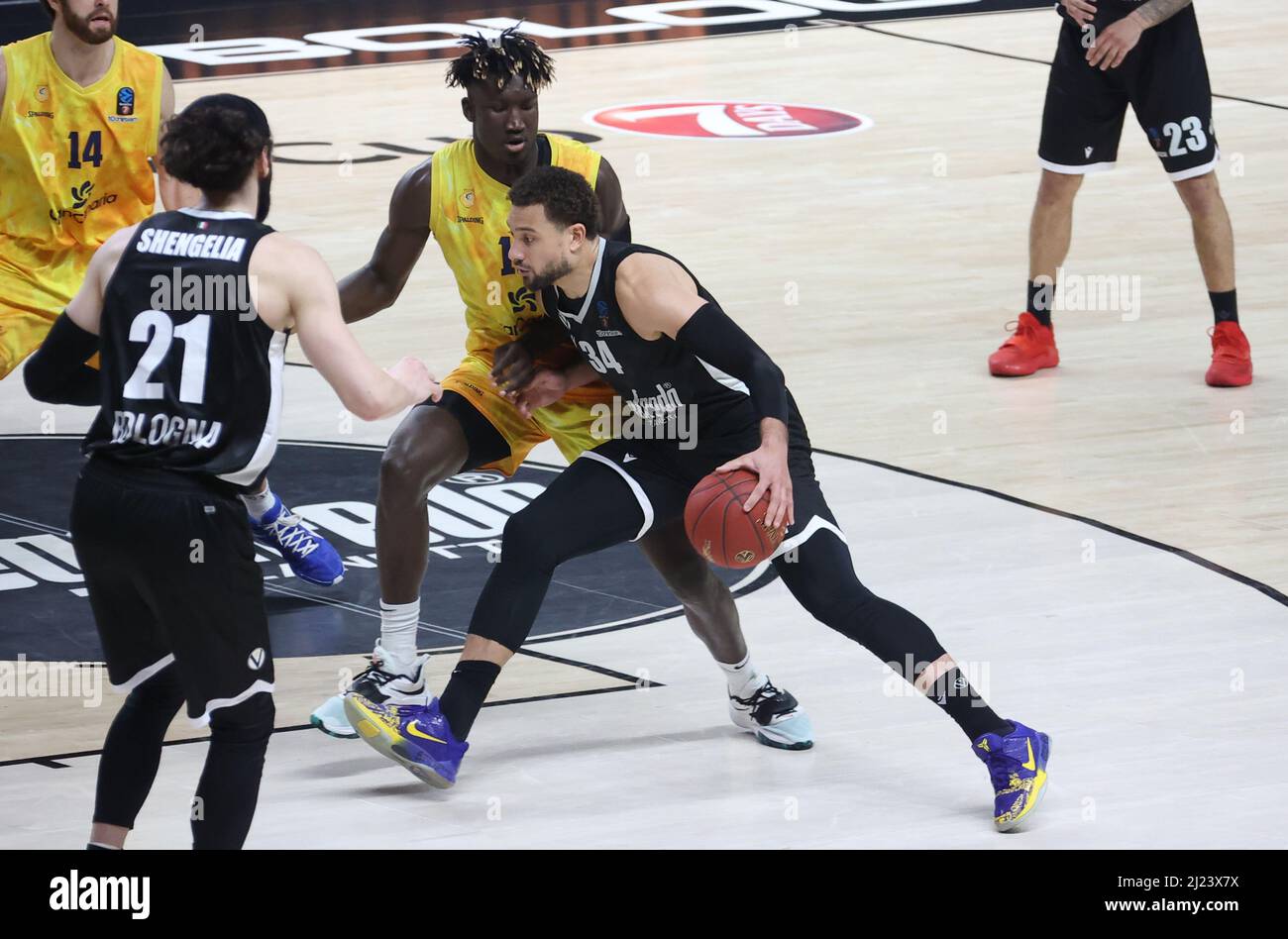 Bologna , Italien, 29/03/2022, Kyle Weems (Segafredo Virtus Bologna) wurde vom Khalifa Diop (Herbalife CB Gran Canaria) während des Eurocup-Turniermatches Segafredo Virtus Bologna gegen den FC Bologna vereitelt. BC Gran Canaria in der Segafredo Arena - Bologna, 29. März 2022 - Foto: Michele Nucci Stockfoto