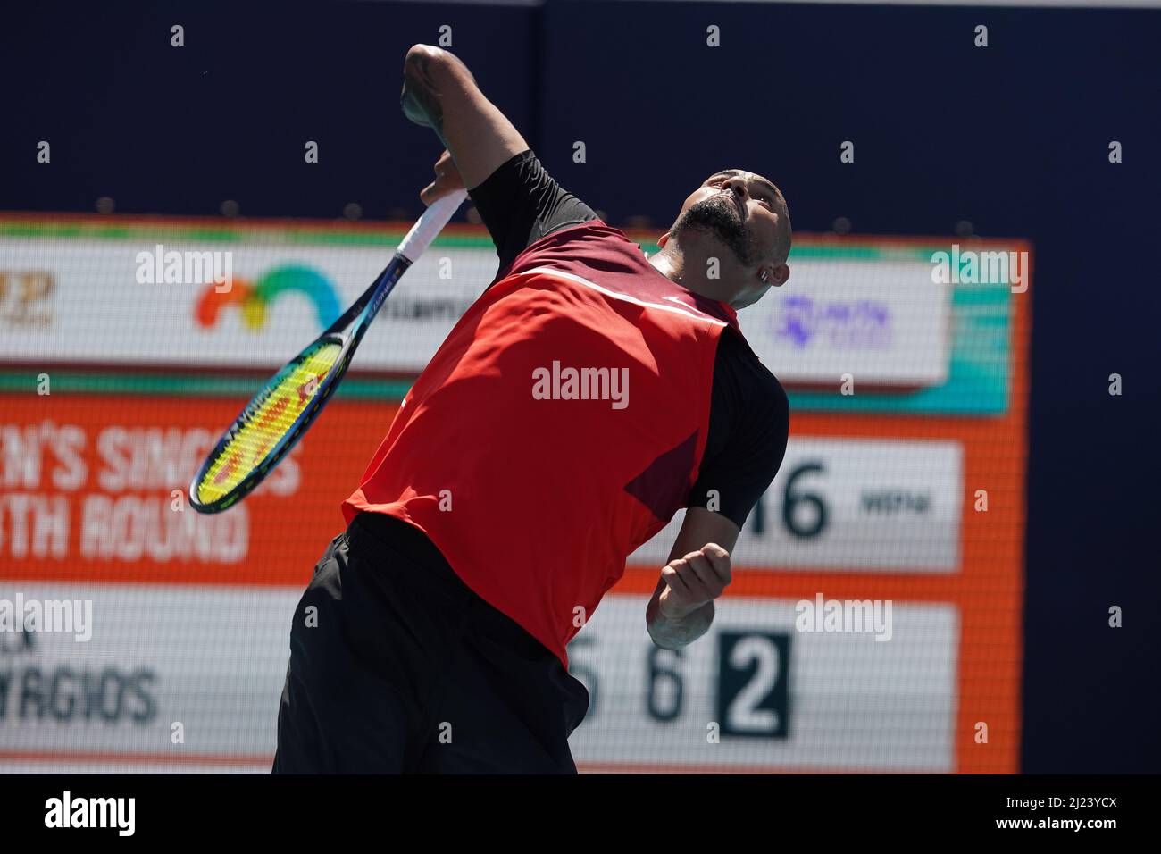 Miami Gardens, USA. 29. März 2022. Nick Kyrgios aus Australien dient während der Miami Open im Hard Rock Stadium am 29. März 2022 in Miami Gardens, Florida, gegen Jannik SINNER aus Italien.(Foto: JL/Sipa USA) Quelle: SIPA USA/Alamy Live News Stockfoto