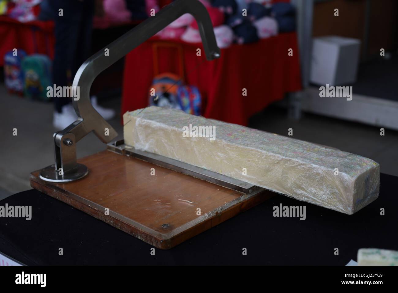 Handgemachte Seifenstücke werden auf dem Tisch geschnitten Stockfoto