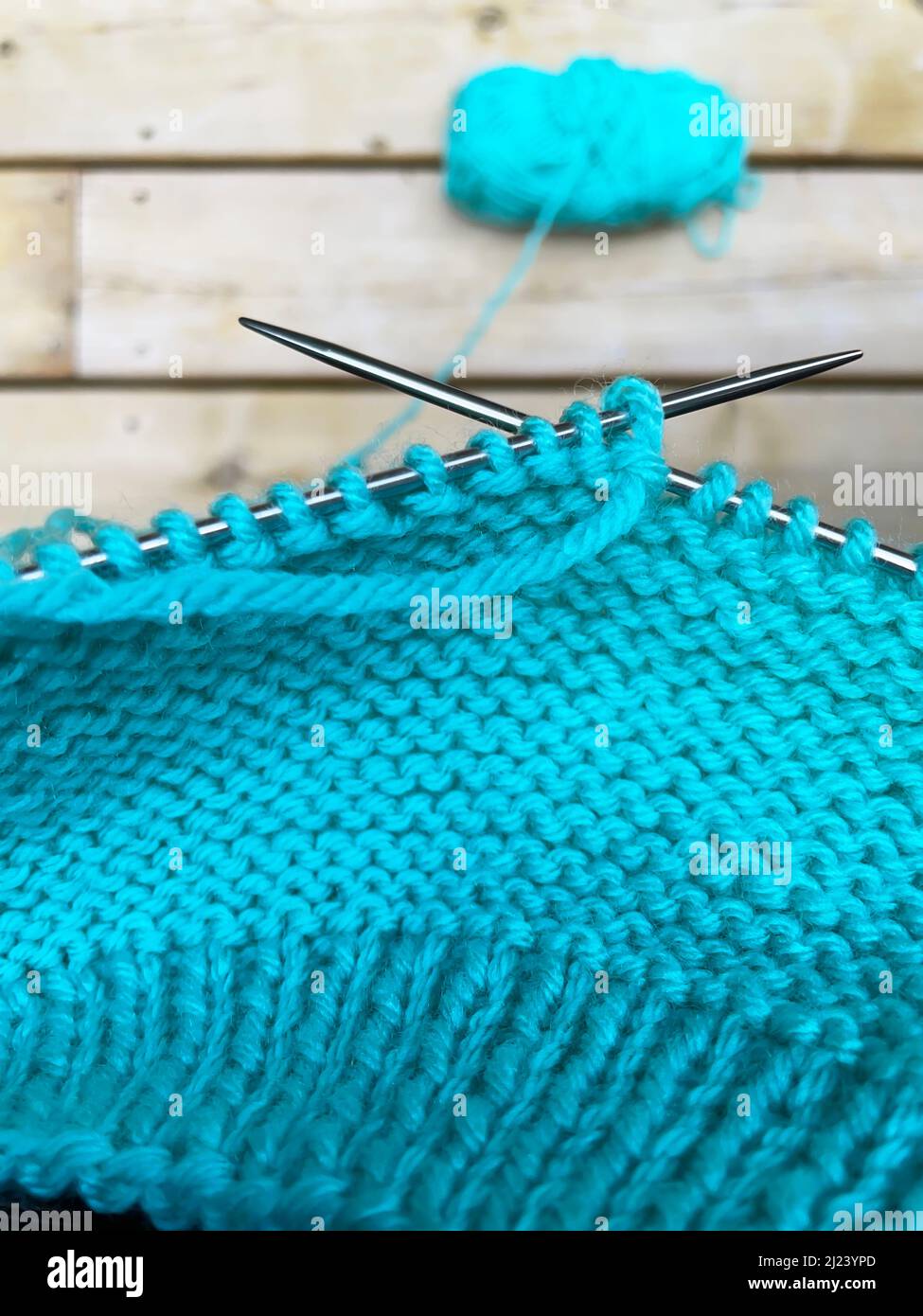 Nahaufnahme des Fleischgarns zum Stricken und Stricken von Nadeln Stockfoto