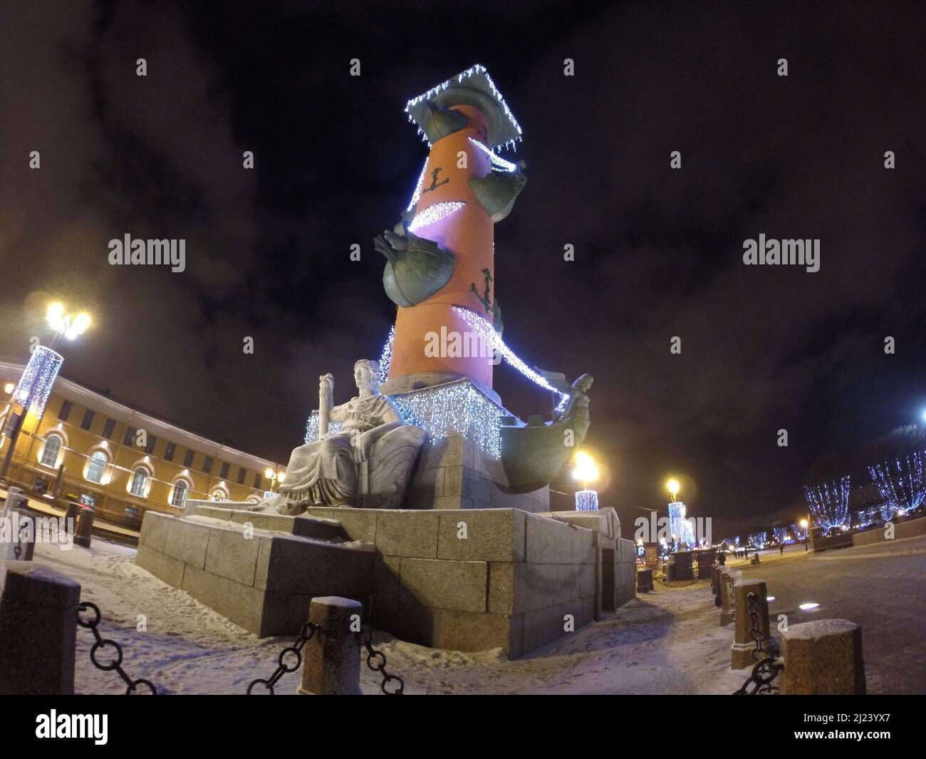 Gefrorene Newa Fluss und St. Petersburg Wahrzeichen der Vasilievsky Insel Spit - Rostralsäule und Börsengebäude in St. Petersburg, Russland Stockfoto