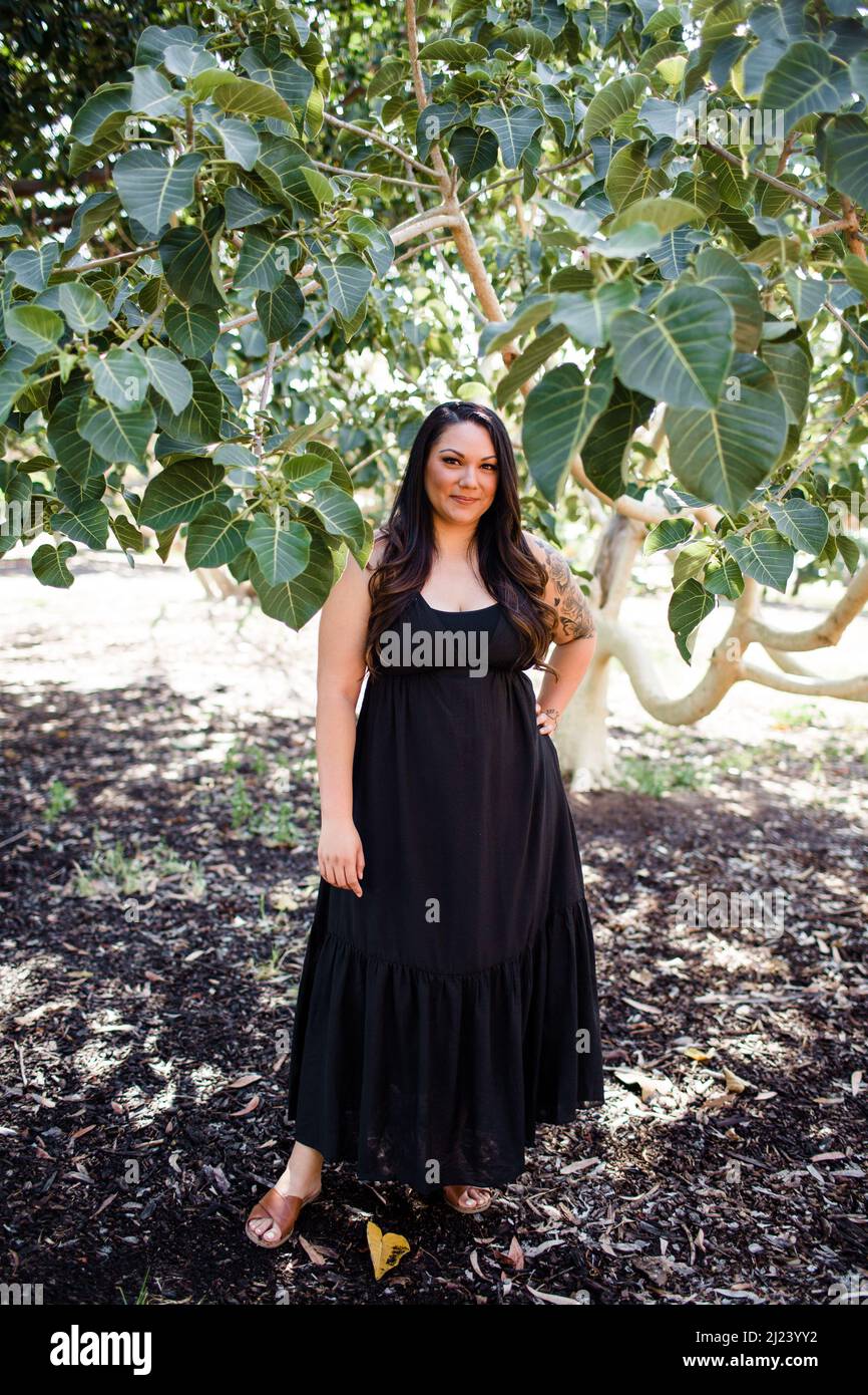 Ende der 30er Jahre mexikanische Frau in schwarzem Kleid im Park in San Diego Stockfoto