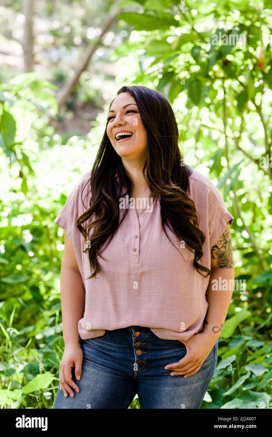 Ende der 30er Jahre posiert eine mexikanische Frau in Foliage in San Diego Stockfoto