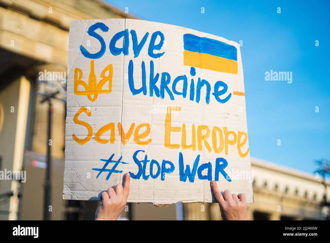 Berlin, Deutschland - 27. März 2022 Protest gegen den Krieg und Unterstützung der Ukraine in der russischen Besatzung. Demonstration von Aktivisten Stockfoto