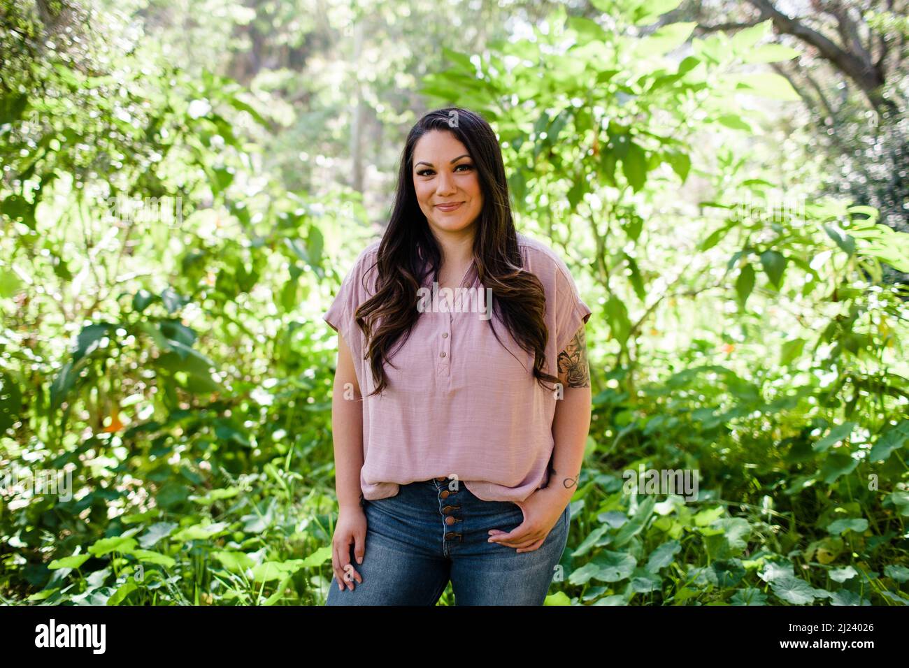 Ende der 30er Jahre posiert eine mexikanische Frau in Foliage in San Diego Stockfoto