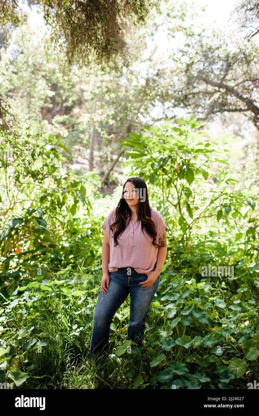 Ende der 30er Jahre posiert eine mexikanische Frau in Foliage in San Diego Stockfoto