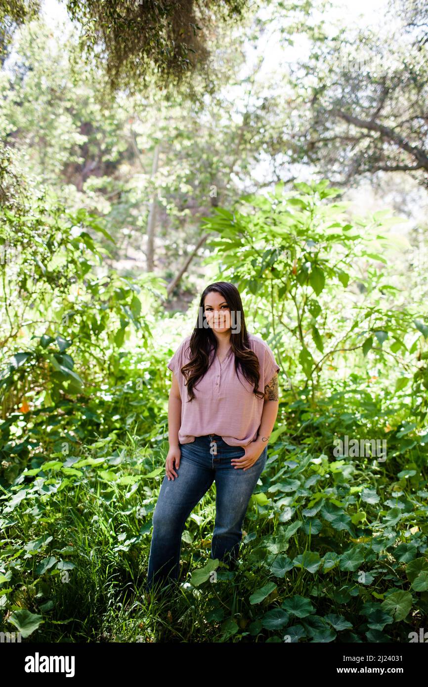 Ende der 30er Jahre posiert eine mexikanische Frau in Foliage in San Diego Stockfoto
