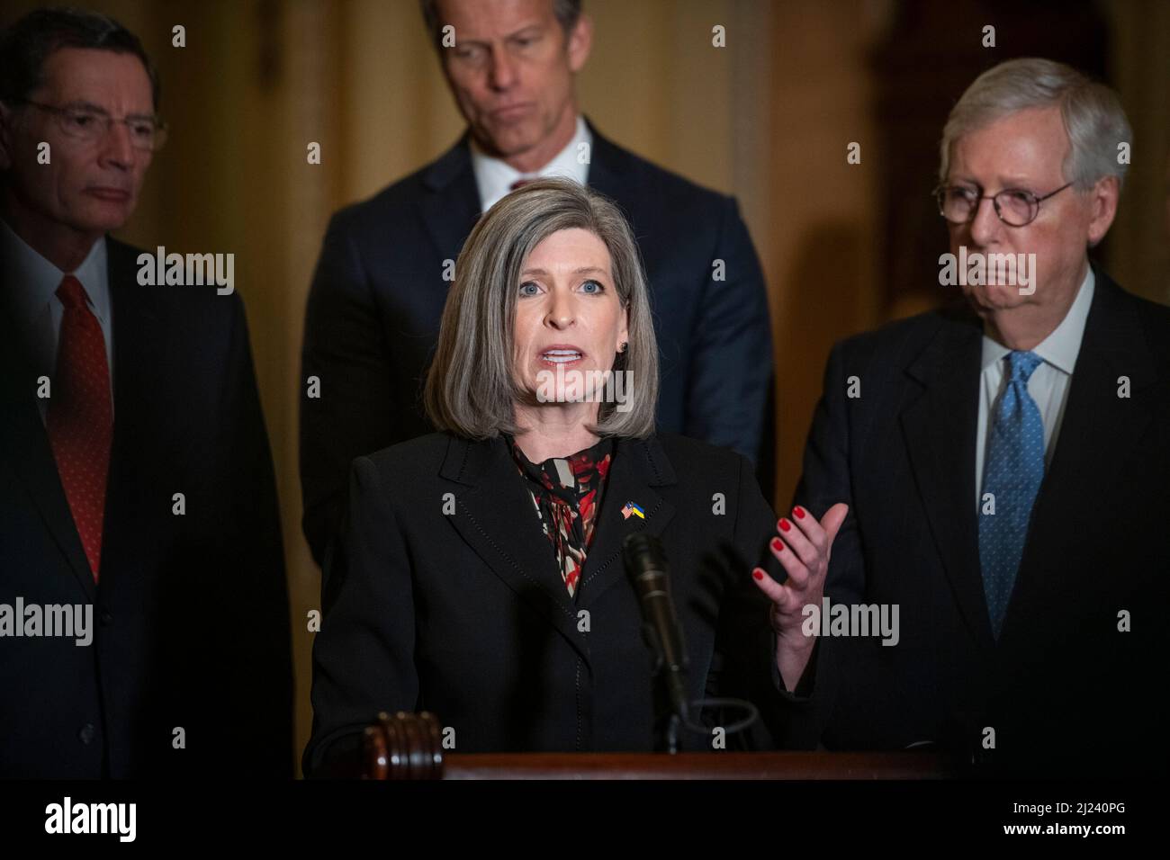 Der US-Senator Joni Ernst (Republikaner von Iowa) hält am Dienstag, den 29. März 2022, im US-Kapitol in Washington, DC, eine Rede Republicanâs der Pressekonferenz zum politischen Mittagessen des Senats. Kredit: Rod Lampey/CNP Stockfoto