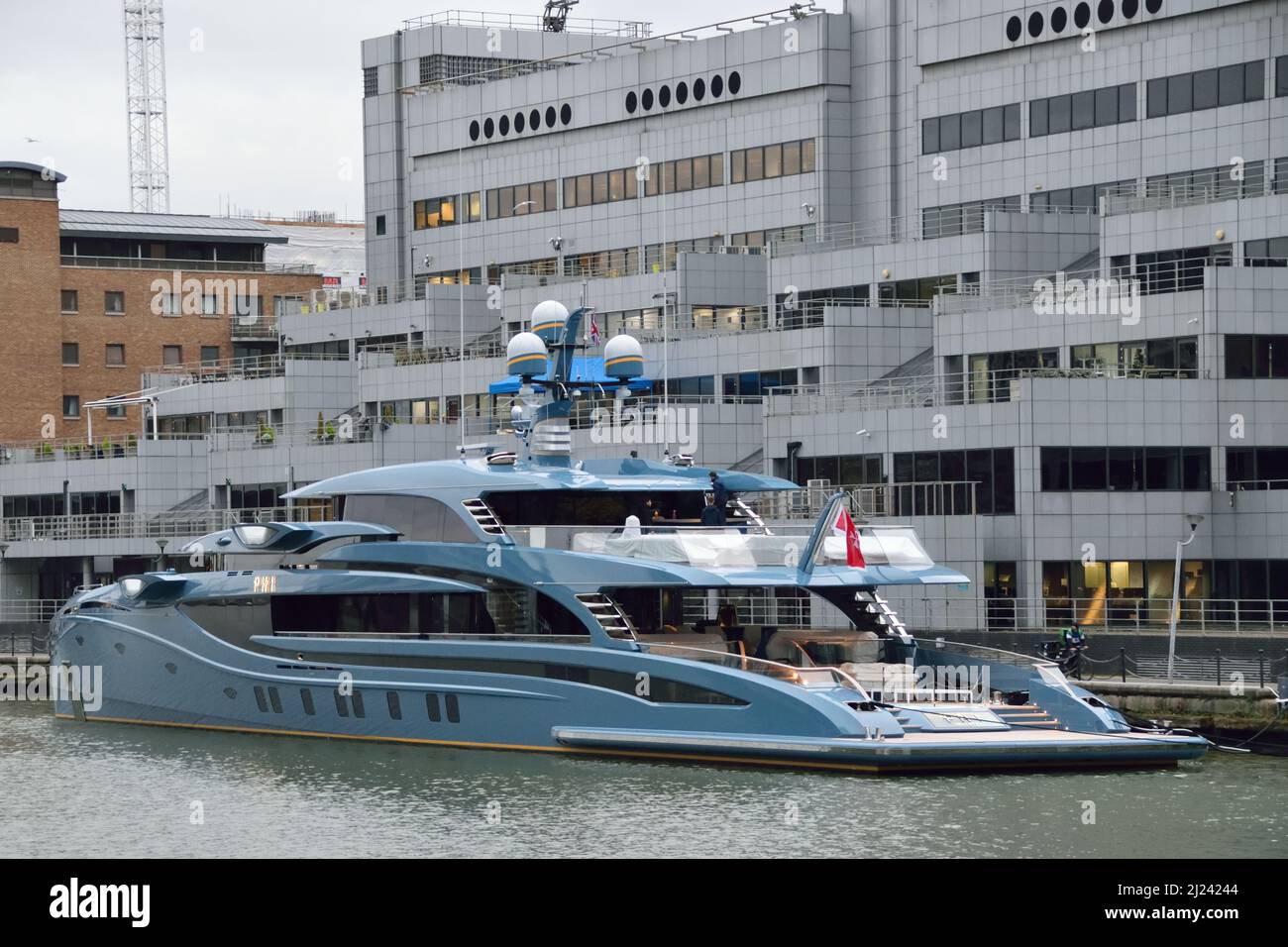 Superyacht PHI Liegeplatz in West India Dock, Canary Wharf, London Stockfoto