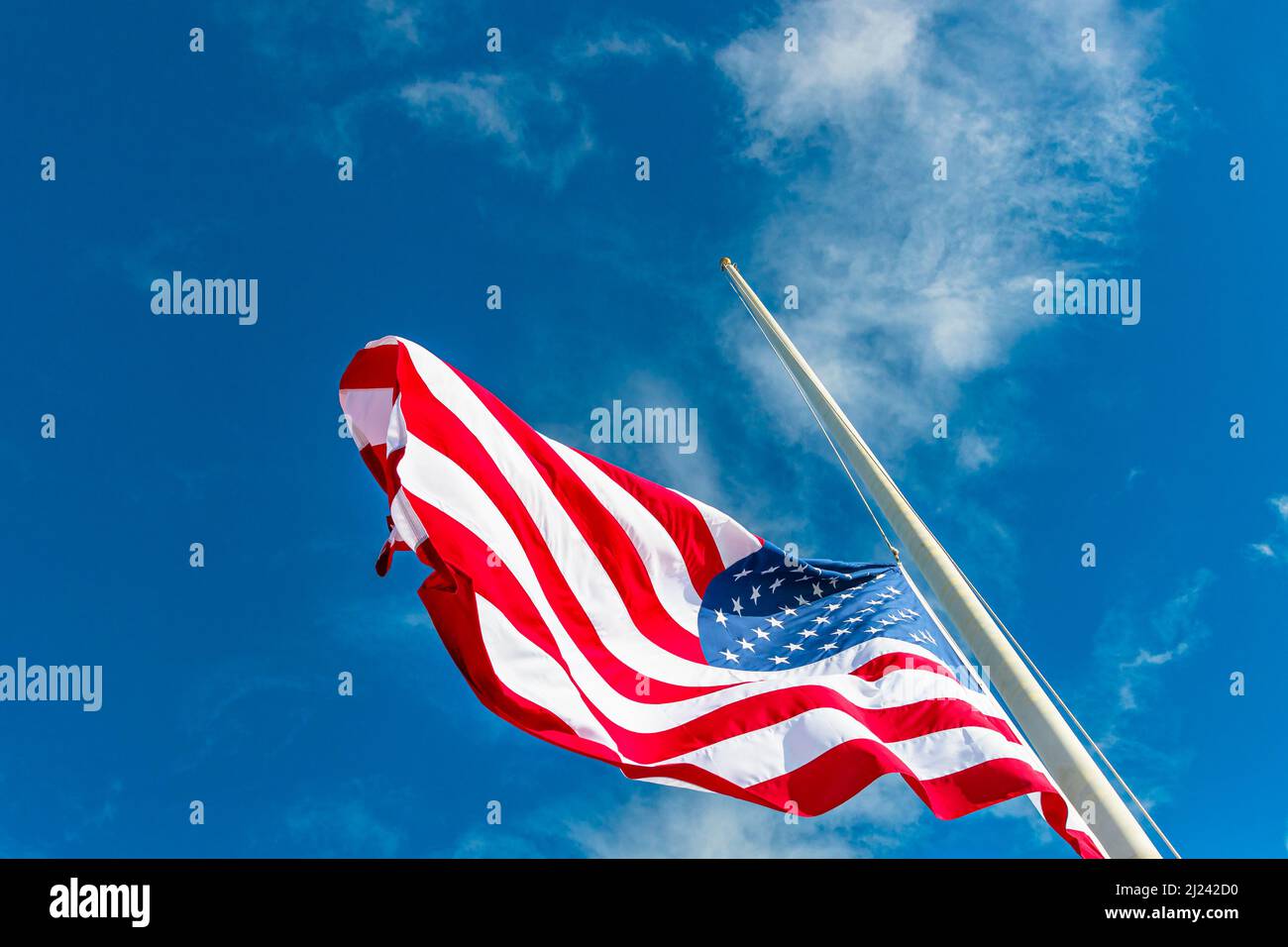 Amerikanische Flagge auf blauem Himmel Hintergrund. Unabhängigkeitstag der Vereinigten Staaten und Feiertagsfeier am 4.. Juli. Amerikanisches historisches Wahrzeichen. Und Stockfoto