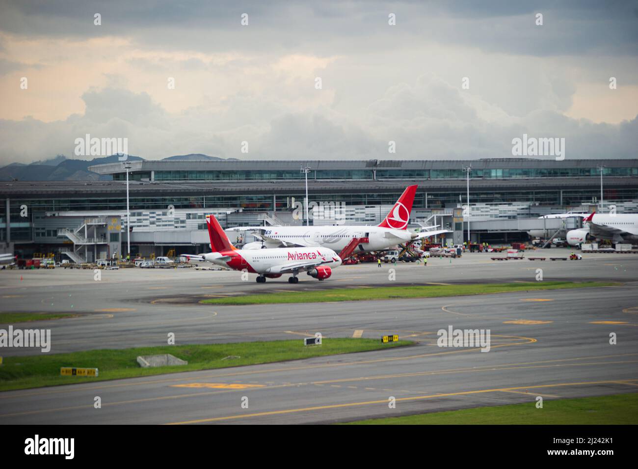 Bogota, Kolumbien, am 29. März 2022. Ein Blick auf den internationalen Abflugbereich des internationalen Flughafens El Dorado mit einer Avianca- und American Airlines-Maschine während der Präsentation und des Flugtests des Mehrzweckhubschraubers H145 von Airbus Helicopters in Bogota, Kolumbien, am 29. März 2022. Airbus will dieses Hubschraubermodell an Behörden der Regierung und der Streitkräfte in ganz lateinamerika verkaufen. Foto: Sebastian Barros/Long Visual Press Stockfoto