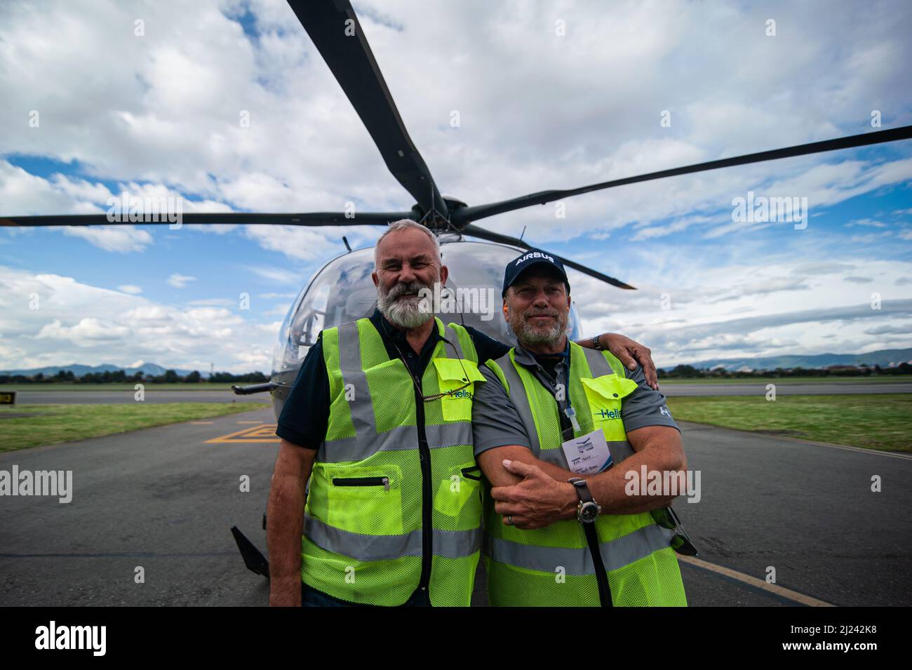 Bogota, Kolumbien, am 29. März 2022. Der Pilot (links) und sein Bruder (rechts) ein Engenieer, der an der Erstellung des Hubschraubers H145 mitgearbeitet hat, posieren für ein Porträt auf der Landebahn des internationalen Flughafens El Dorado während der Präsentation und des Flugtests des Mehrzweckhubschraubers H145 von Airbus Helicopters in Bogota, Kolumbien, am 29. März 2022. Airbus will dieses Hubschraubermodell an Behörden der Regierung und der Streitkräfte in ganz lateinamerika verkaufen. Foto: Sebastian Barros/Long Visual Press Stockfoto