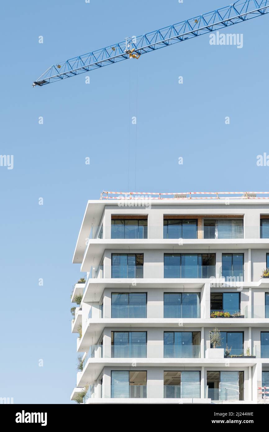 Ein Kran über einem Gebäude, das in der Stadt im Bau ist Stockfoto
